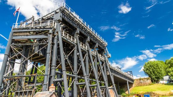 anderton-boat-lift-which-raises-narrowboats